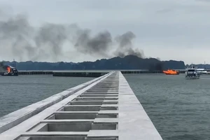 Quảng Ninh: 2 tàu chở khách du lịch qua đêm bốc cháy tại cảng 