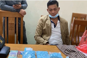 Chở vợ về quê, tranh thủ buôn bán hơn 2200 viên thuốc lắc