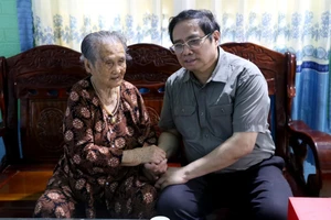 Thủ tướng kiểm tra công tác huấn luyện của Trung đoàn Không quân 937 tại sân bay Thành Sơn