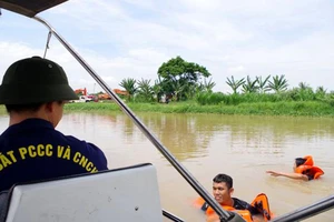 Lật xuồng đánh cá trên sông Dinh, một người đuối nước