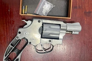 Thu giữ súng Rulo tại nơi ở của nghi phạm tàng trữ ma túy