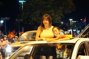 Hàng nghìn cổ động viên TP Nha Trang ra đường mừng chiến thắng