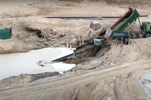 Lợi dụng tận thu để khai thác đất, cát trái phép 