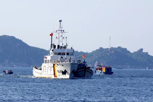 Tàu kiểm ngư kéo tàu cá bị hỏng máy vào bờ