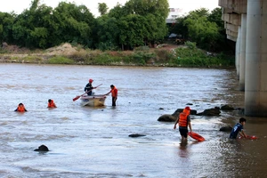 Nam thanh niên bỏ lại xe máy rồi lao xuống sông Dinh