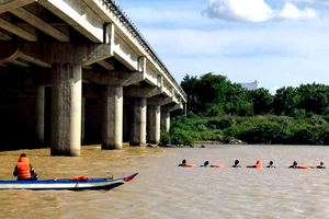 Tìm thấy thi thể nam thanh niên nhảy xuống sông Dinh