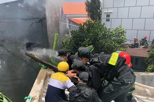 Cháy lớn trong căn nhà có nhiều thảm nhựa ở Ninh Thuận