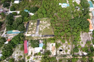 Tìm cách khắc phục tình trạng 'hiến đất làm đường để phân lô'