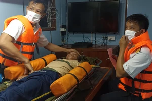 Đưa ngư dân bị liệt nửa người trên biển vào đảo Phú Quý cấp cứu