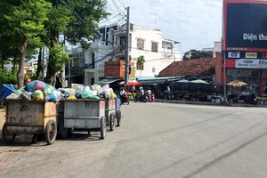 Ninh Thuận: Bãi tập kết rác bốc mùi hôi ngay dưới lòng đường thành phố
