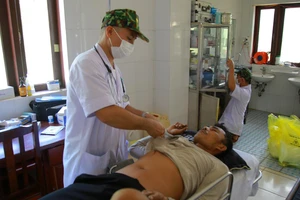 Trực thăng đưa ngư dân bị vỡ gan từ Trường Sa vào đất liền điều trị