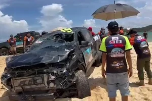 Tay đua thoát chết khi xe bán tải lộn nhiều vòng trong giải đua địa hình