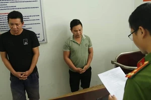 2 'ma men' chạy xe không đội mũ bảo hiểm còn ném đá vào công an 