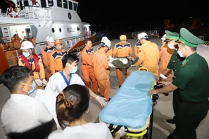 Đưa 2 thuyền viên nước ngoài bị thương trên biển Khánh Hoà vào bờ cấp cứu