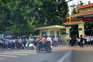 Bắt cặp đôi chuyên trộm tài sản của phụ huynh vào giờ tan học