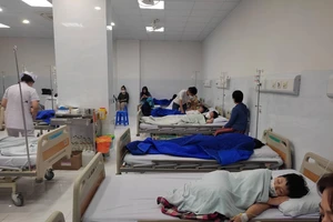 Vụ học sinh Ischool Nha Trang ngộ độc: Lấy 8 mẫu thức ăn đi kiểm nghiệm