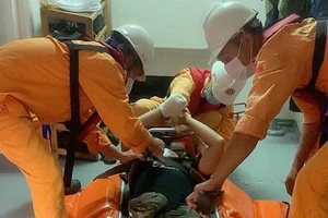 Cứu thủy thủ nước ngoài bị dập nát bàn tay phải