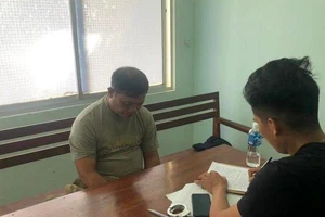 Trinh sát bắt nghi phạm 'nổ' quen công an để nhận tiền lừa chạy án