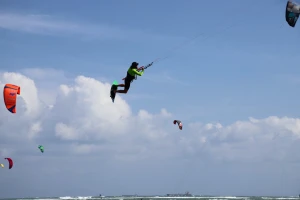 Mãn nhãn với màn biểu diễn lướt ván diều trên biển Ninh Thuận