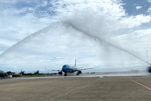 Khánh Hòa phun vòi rồng chào đón du khách quốc tế đầu tiên năm 2023