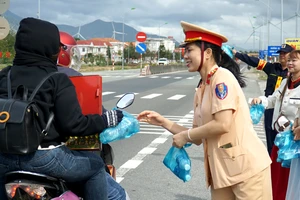 Công an Ninh Thuận mời cơm, nước miễn phí người dân về quê ăn Tết 