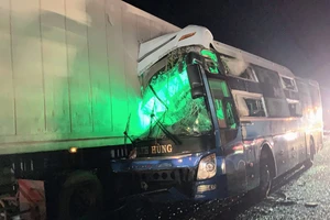 Xe khách tông vào đuôi container, 2 người tử vong