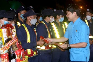 Những phần quà ý nghĩa đêm 30 Tết ở Khánh Hòa