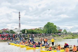 Rộn rã lễ hội đua thuyền đầu năm ở Khánh Hòa