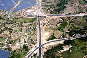 1.000 nhân sự đang ngày đêm hoàn thiện cao tốc Nha Trang - Cam Lâm