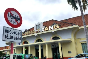 Gỡ nút thắt ô tô trên 29 chỗ cho du khách quốc tế đến Nha Trang