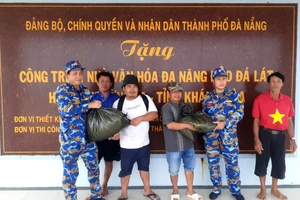 Vùng 4 Hải quân hỗ trợ cho 500 ngư dân đang tránh trú gió mùa ở Trường Sa