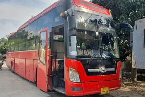 Xe giường nằm dùng giấy kiểm định giả để chở khách và... gà