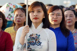 Hơn 2.000 phụ nữ diễu hành tôn vinh áo dài ở Nha Trang