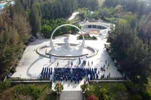 Dâng hương tưởng niệm các chiến sĩ Gạc Ma vào chiều 13-3