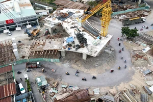 Cô gái thoát chết trong vụ thanh thép công trình rơi trúng đầu là may mắn