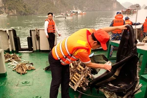 Trục vớt được một phần máy bay trực thăng rơi ở Quảng Ninh