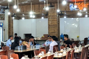Niêm phong máy tính tiền nhà hàng bị tố 'chặt chém' du khách ở Nha Trang