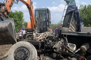 Tàu hỏa tông xe tải chở đá, tài xế tử vong