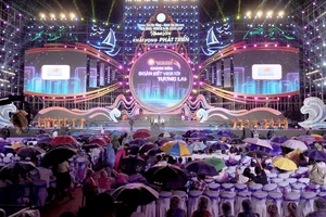 Người dân đội mưa xem bế mạc Festival Biển Nha Trang