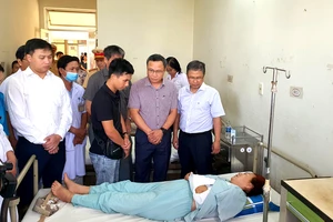 Hướng dẫn viên kể lúc xe chở đoàn du khách Trung Quốc lật trên đèo Khánh Lê