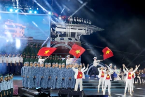 Hùng tráng chương trình nghệ thuật "Mạnh giàu từ biển quê hương"