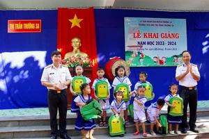 Học sinh huyện đảo Trường Sa tưng bừng khai giảng năm học mới