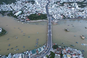 Chiều nay, bắt đầu cho lưu thông qua cầu Xóm Bóng ở Nha Trang 