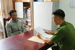 Đập vỡ máy đo nồng độ cồn, cắn CSGT khi bị kiểm tra