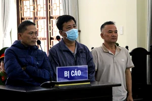 Giám đốc trung tâm đăng kiểm nhận hối lộ để nâng tải trọng, chiều cao xe