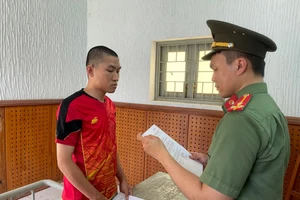 Mua tiền giả gửi về cho cha ở Ninh Thuận tiêu xài, cả hai bị bắt