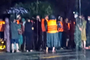 1 phụ nữ bị nước lũ cuốn trôi khi đi qua bờ tràn ở Ninh Thuận