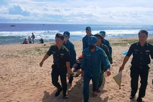 Hai thanh niên bị sóng lớn cuốn trôi khi tắm biển Bình Định