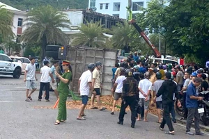 Bắt tạm giam tài xế trong vụ lật xe đè chết 3 người ở Quy Nhơn