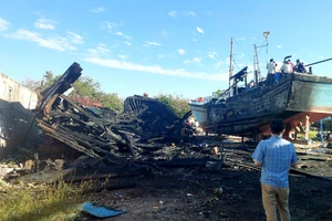 Cháy 3 tàu cá tại cơ sở đóng tàu không phép ở Ninh Thuận